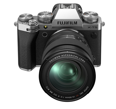 Fujifilm X-T5 silber mit Objektiv XF 16-80mm 4.0 R OIS WR